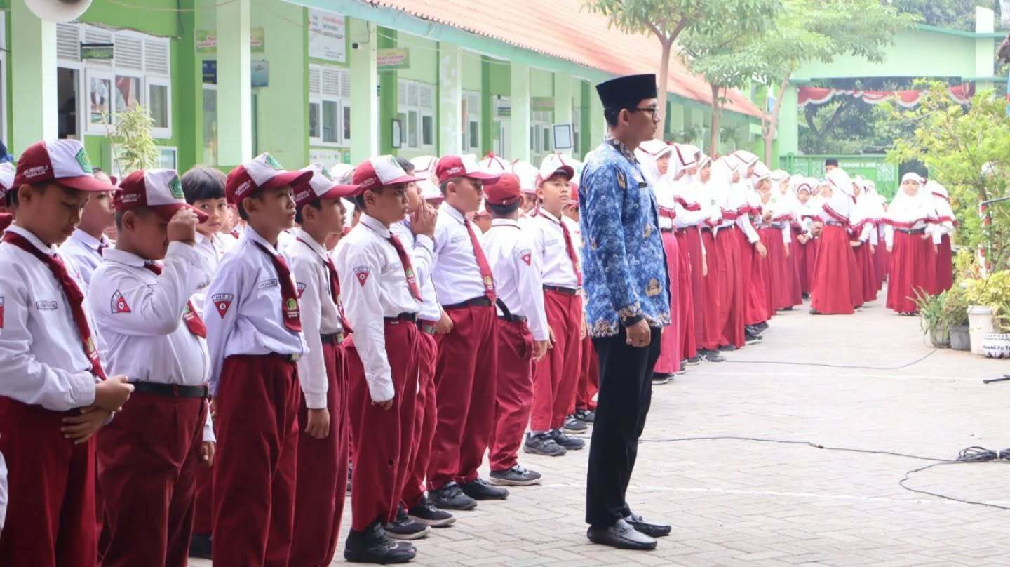 Pelaksanaan Upacara Bendera Hari Senin