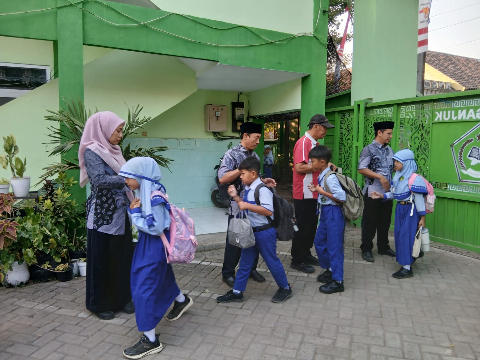 Sambut Pagi Ceria, MIN 4 Nganjuk Biasakan Murid Ucapkan Salam Sebelum Masuk