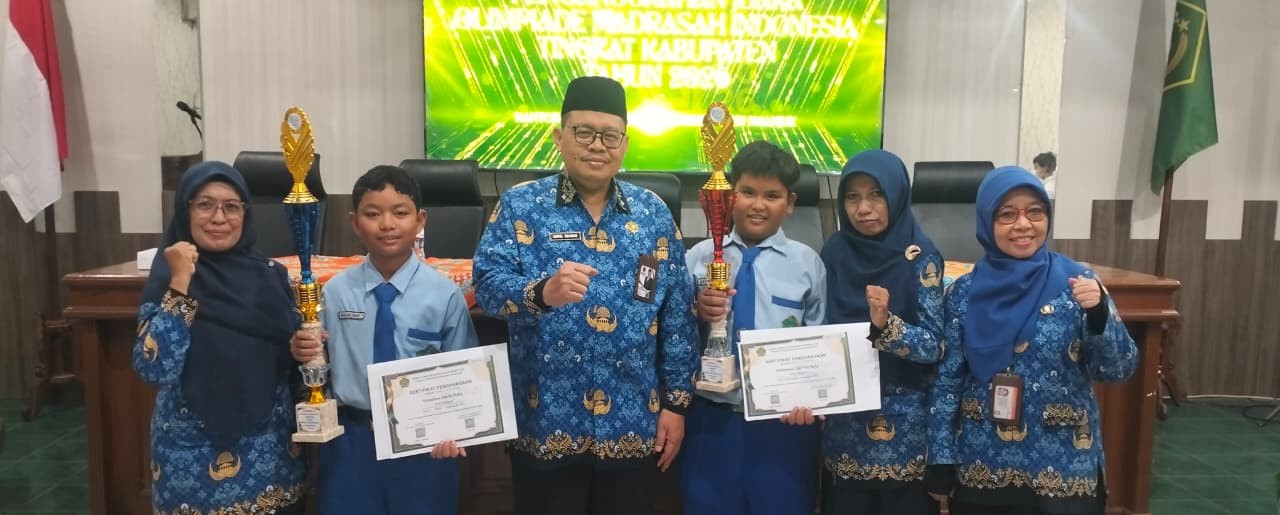 Kilau Prestasi OMI 2026, Dua Siswa MIN 4 Nganjuk Terima Penganugerahan Juara
